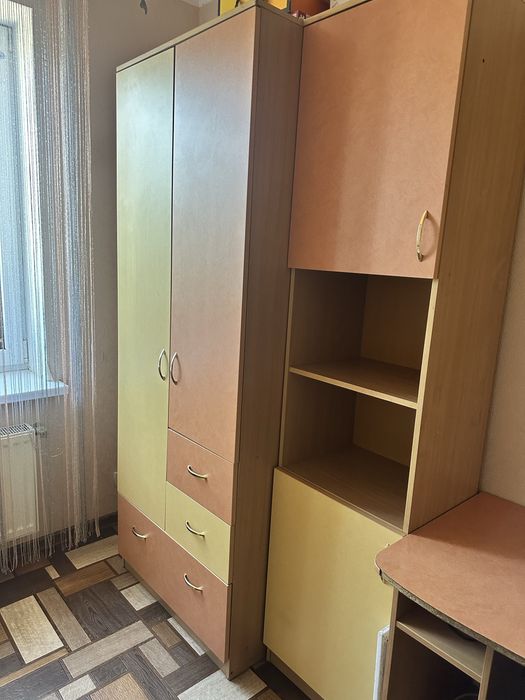 Продам шафа, ліжко та стіл для дівчинки
