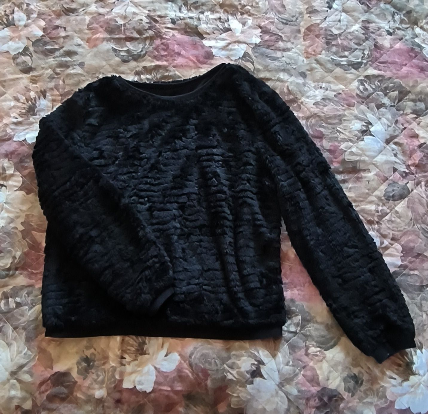 Короткий женский свитер
