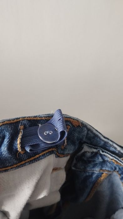 Spodnie jeansy z kieszeniami na nogawkach.