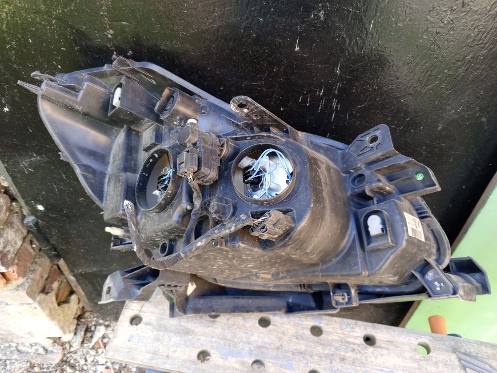 Renault Clio III lampa przednia lewa Valeo