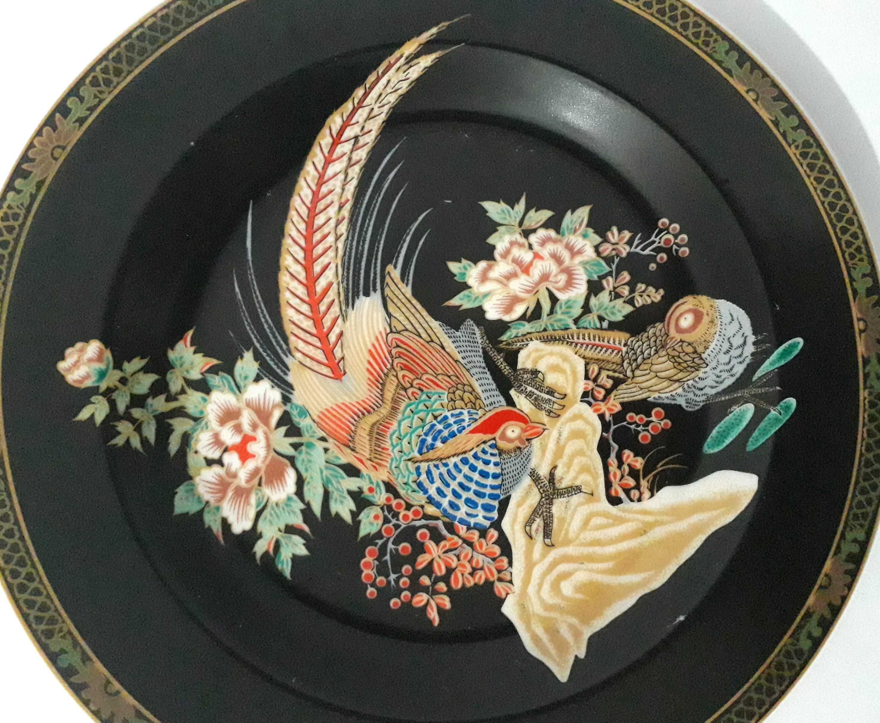 Prato oriental preto decorativo com motivos japoneses