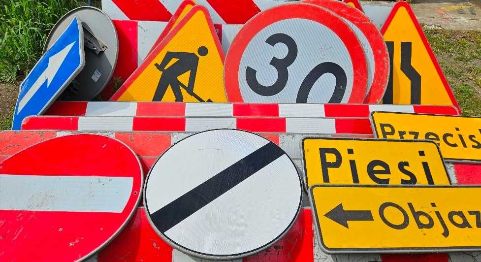 Wynajem znaków roboty drogowe zwężenie  zakaz inne /wypożyczenie 1kpl