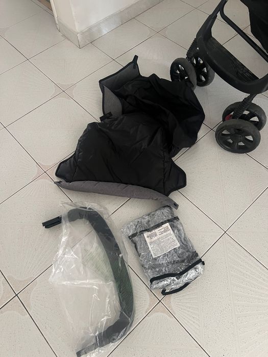 Carrinho de bebé com ovo