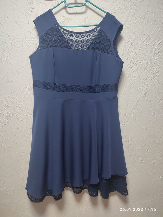 Granatowa sukienka z koronką