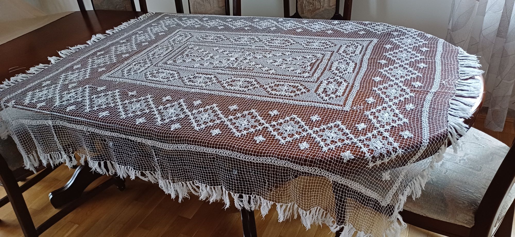 Obrus szydelkowy z fredzlami