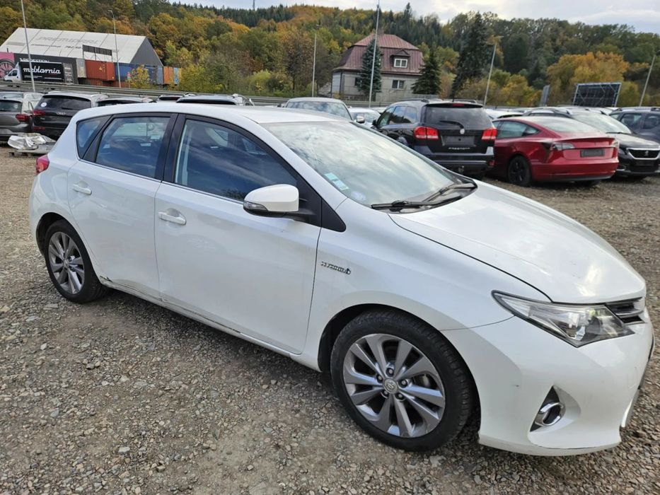 Toyota Auris 1.8 hybryda  2013 rok  Francja  /  uszkodzony