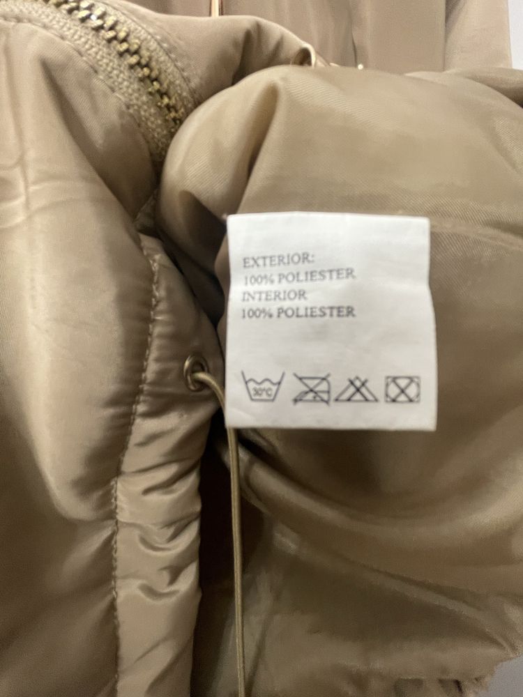 Parka bege com capuz ligeiramente acolchoada