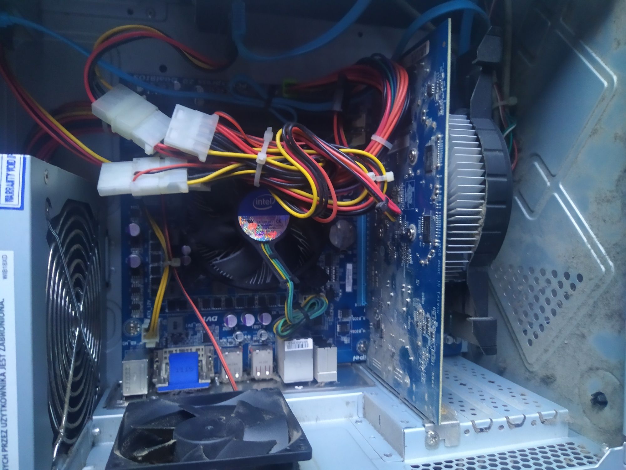 Komputer i3 6gb ram grafika 1gb Linux mint