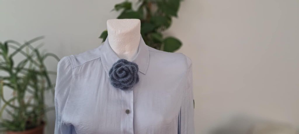 Broszka handmade rękodzieło moher  jedwab wełna szydełkowa