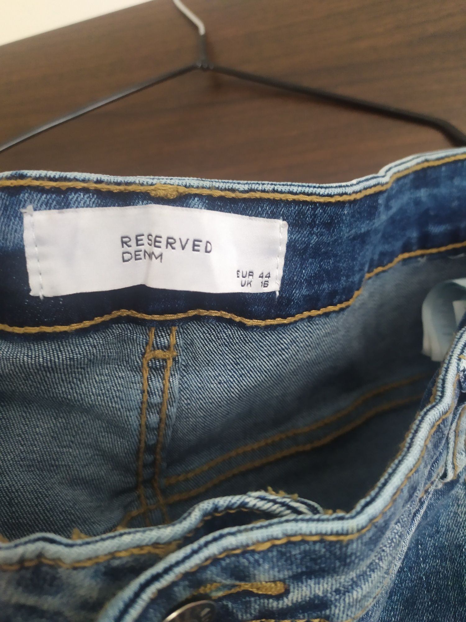 Spodnie jeansowe Reserved rozm 44, ale będą też dobre na małe 46