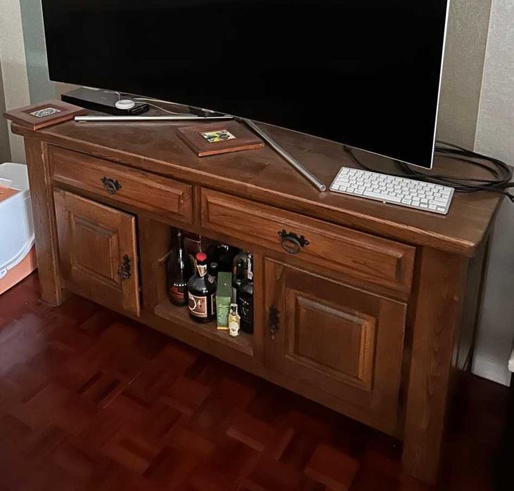 Móvel de TV em madeira de Castanho maciça.