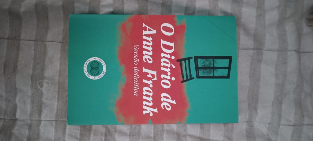 Livro o diário de Anne Frank e Uma história de amor e trevas