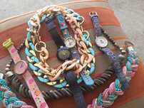 4 colares e 4 relógios marca  swatch
