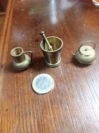 Miniaturas em latão, tachos em cobre,porcelana e em ferro.