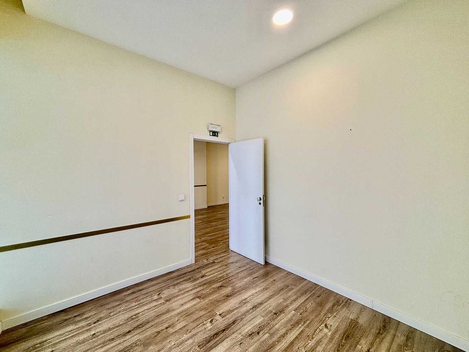 Escritório / Loja para arrendamento na Rua Professor Joaquim Bastos