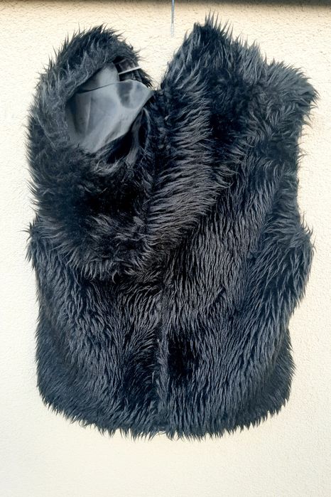 Czarny futerkowy bezrękawnik