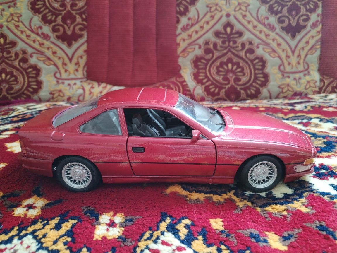 Модель BMW 850i E31 1:18 Maisto