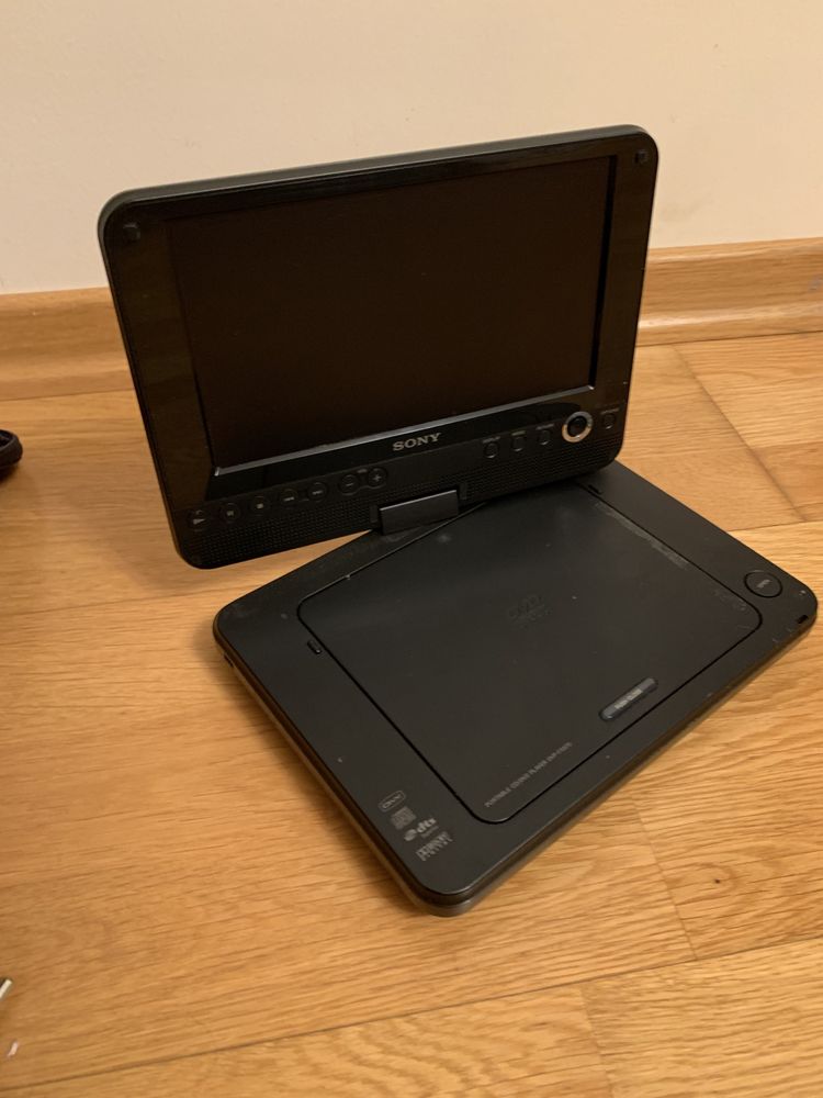 Отличный Sony DVP-FX870 CD/DVD плеер + КОМПЛКЕТ + сумка + инструкции