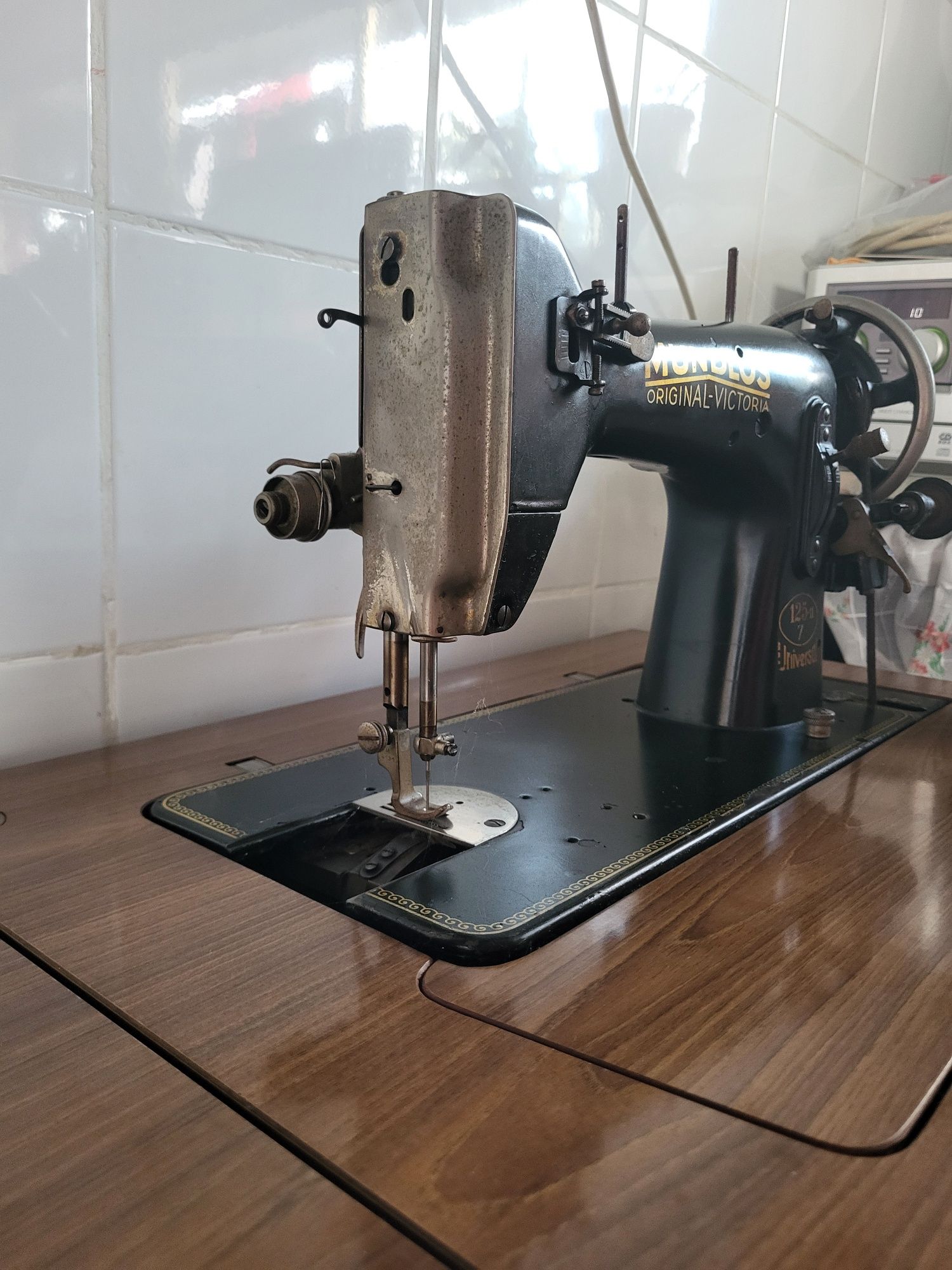 Maquina de costura com móvel