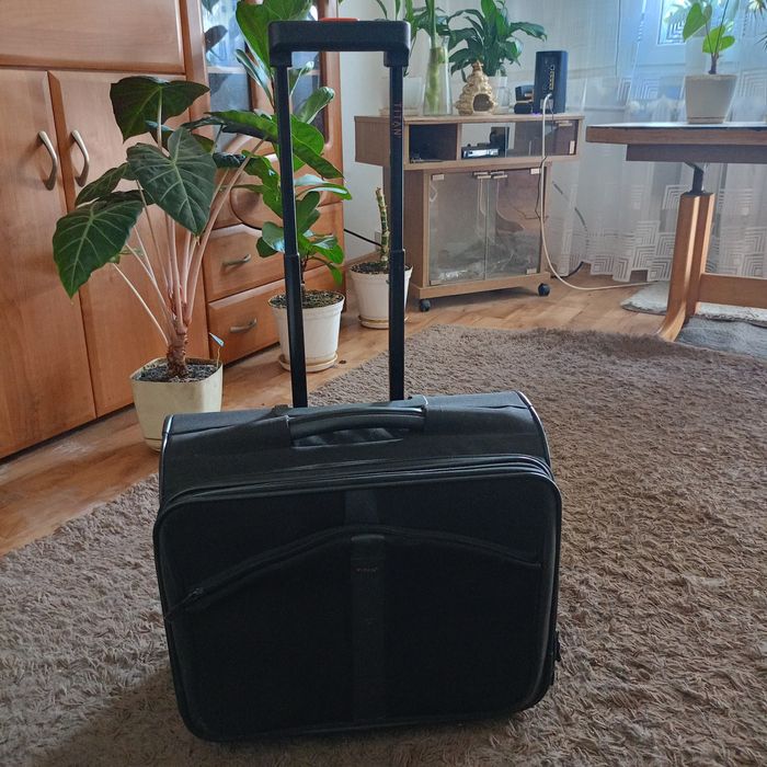 Średnia walizka podróżna biznesowa kabinowa TITAN .