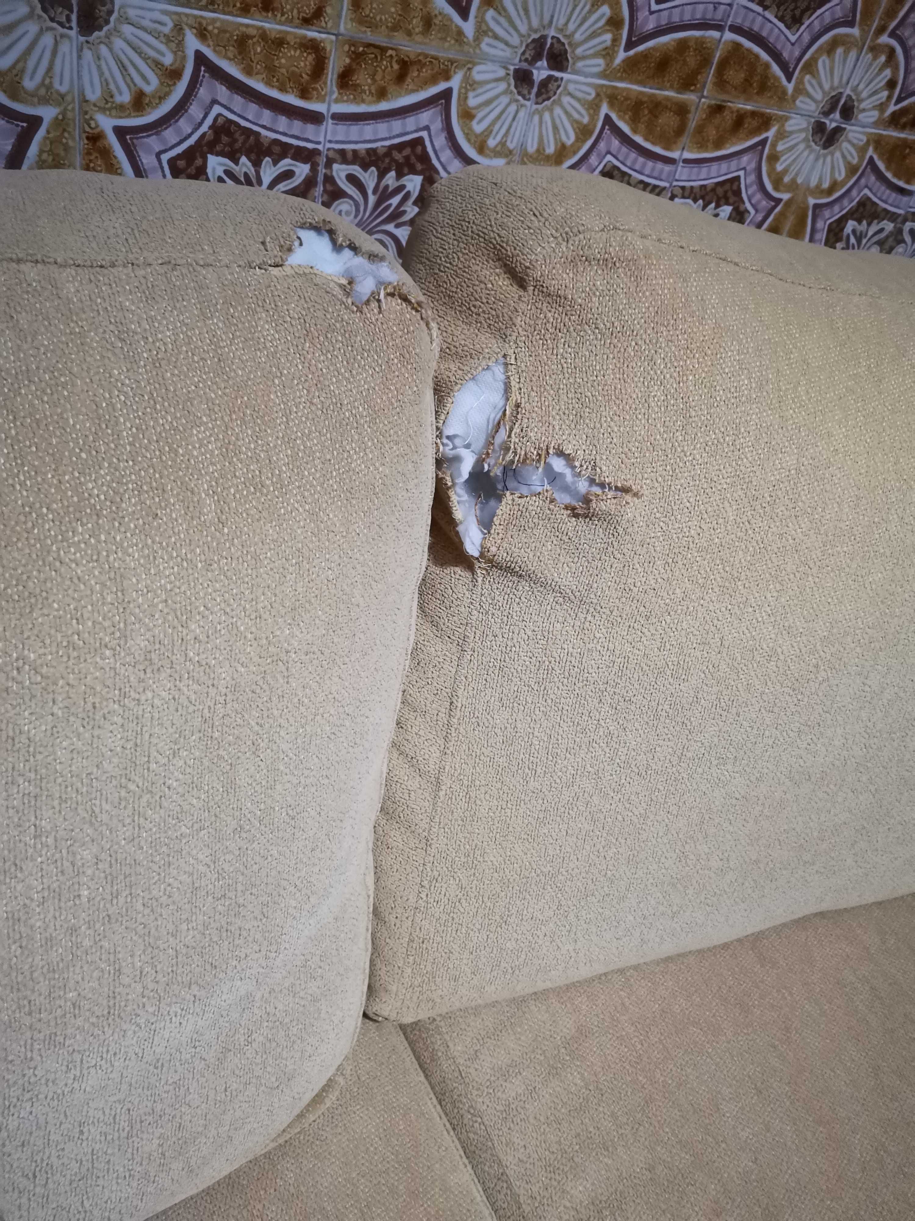 2 sofás de sala com desgaste