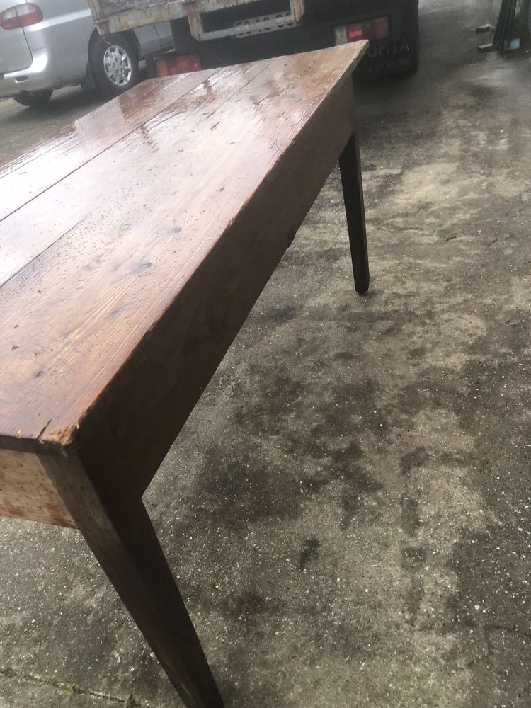 Mesa centenaria em carvalho com duas gavetas em bom estado