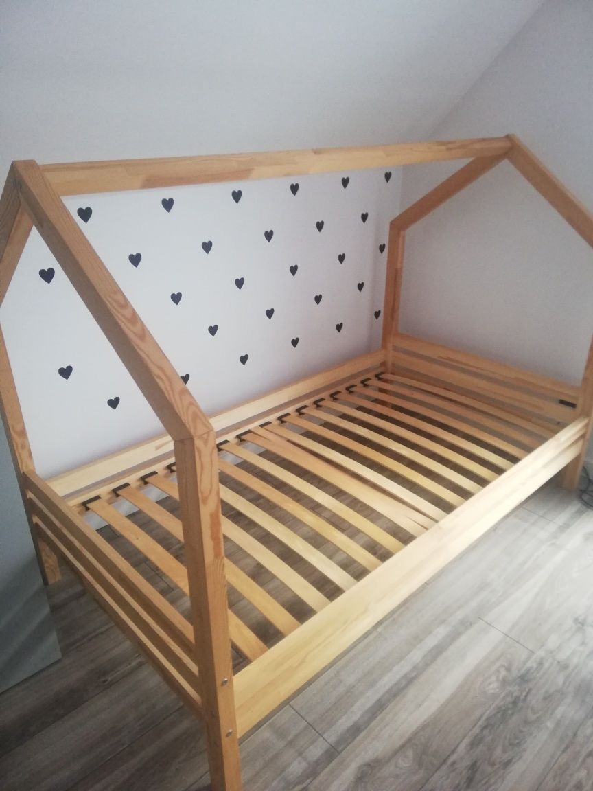 Łóżko drewniane domek z materacem