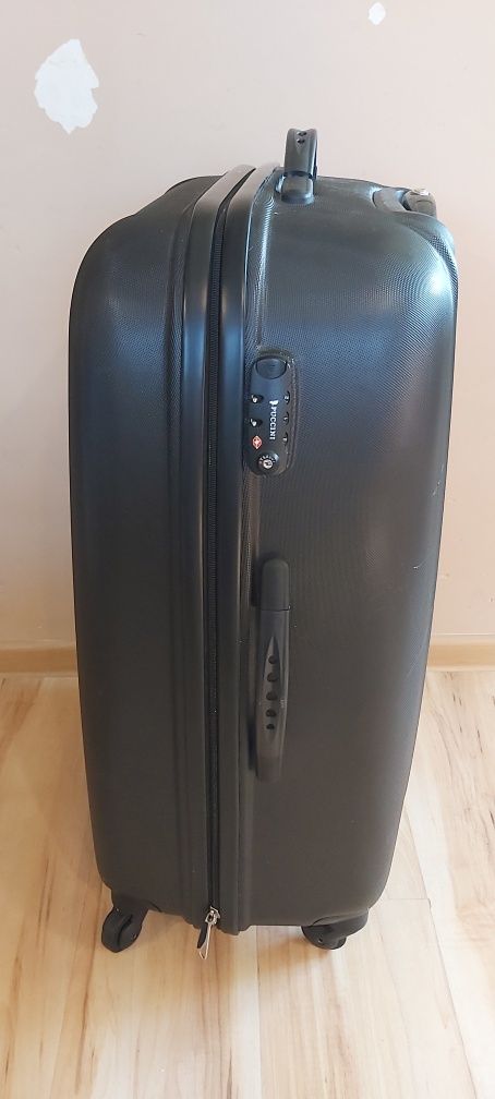 Czarna duża walizka 109l Puccini na czterech kółkach