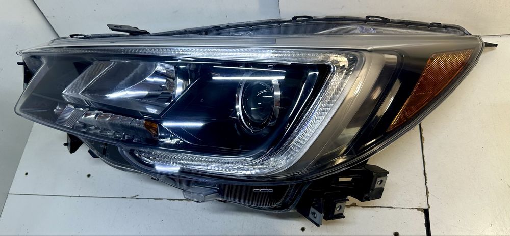 Фара левая  Subaru Outback Legacy USA 2018 2019 год галоген