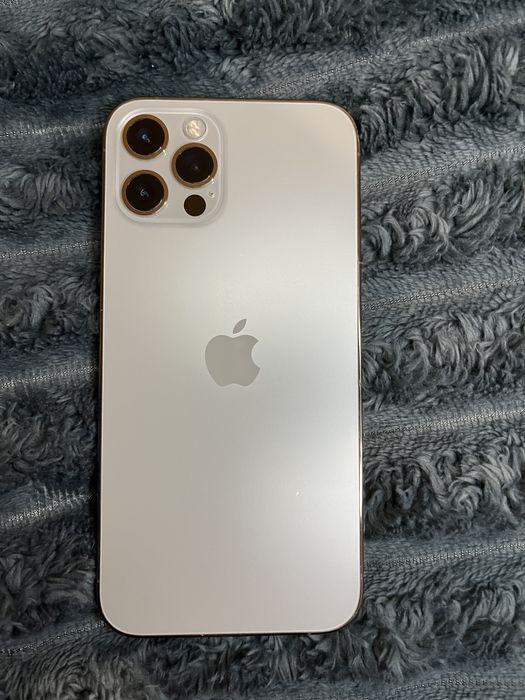 iPhone 12 Pro 128GB + 7 гарних чохлів