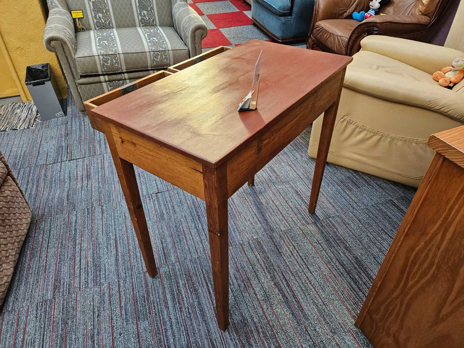 Mesa / Secretária em madeira maciça com duas gavetasl, r