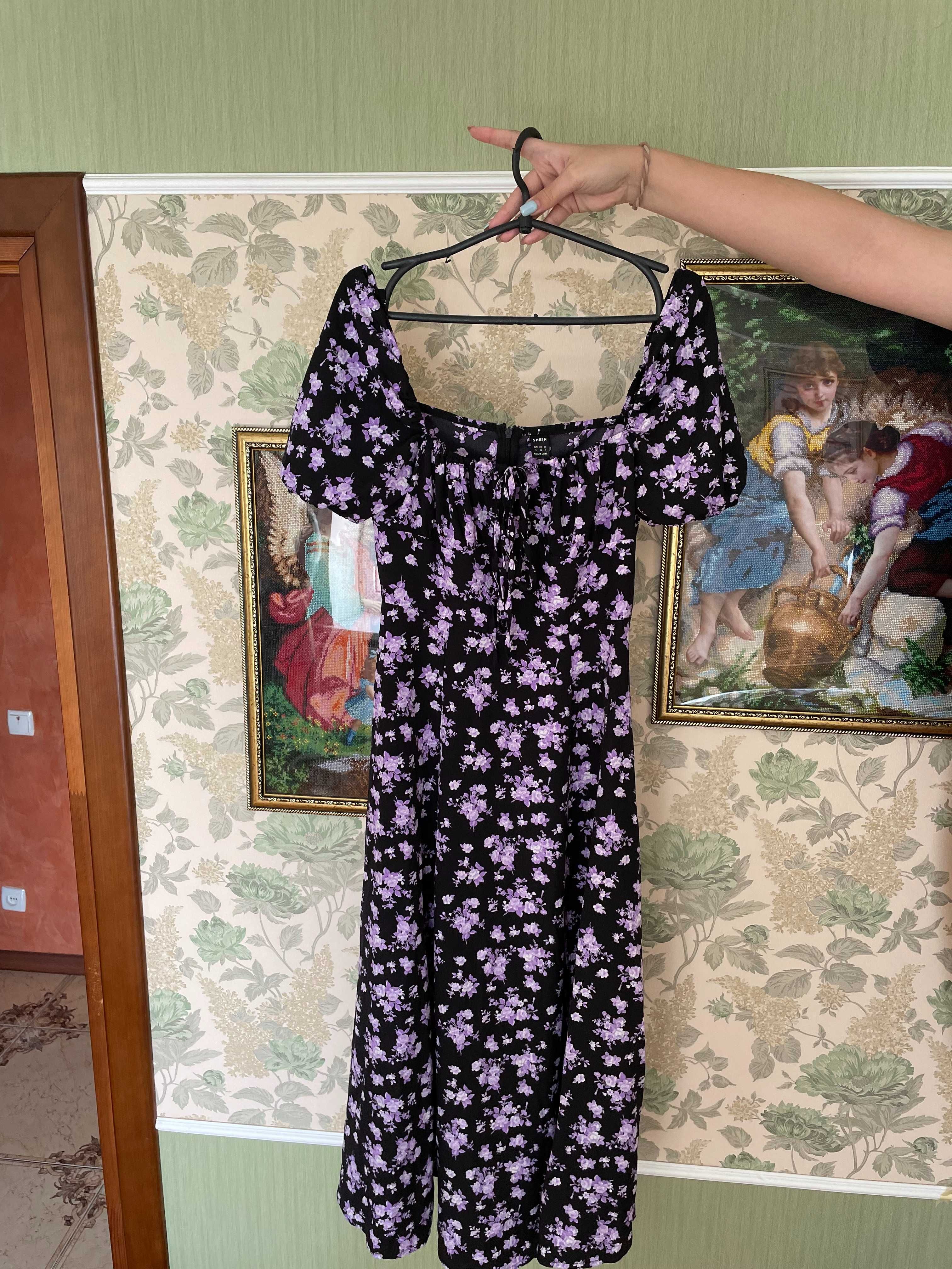 Сукня чорна з фіолетовими квітами