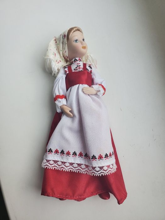 Ляльки форфорові,, колекційні:DeAgostini молдованка та казашка
