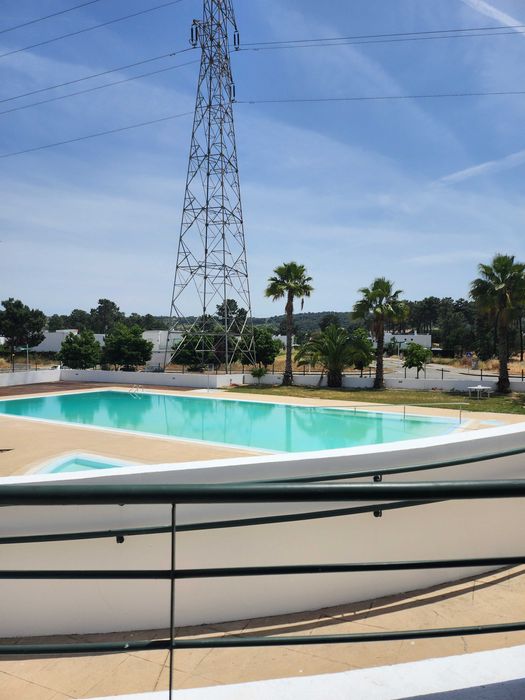 Apartamento com piscina e jardim