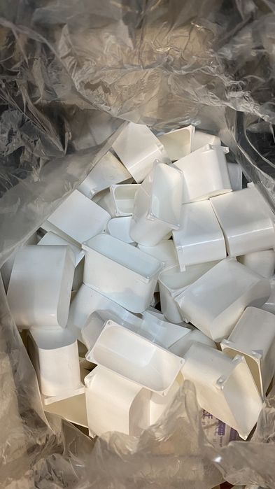 Pojemniki plastikowe, osłony