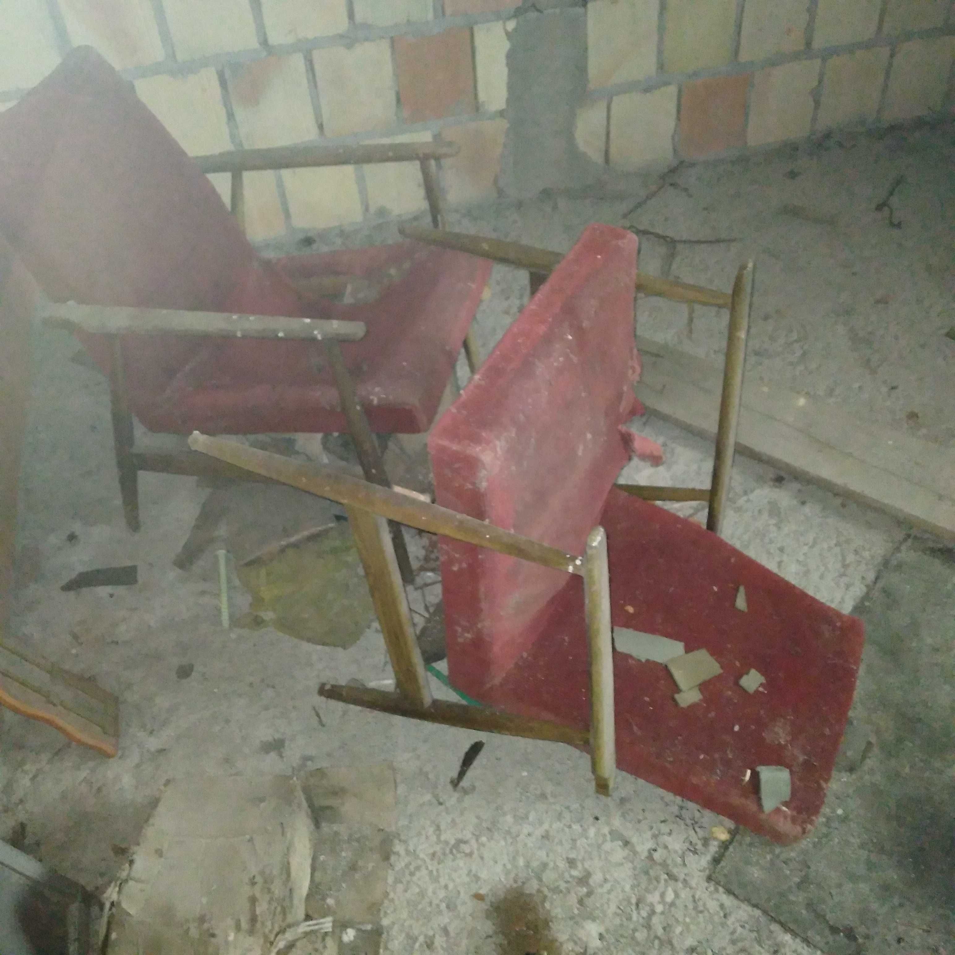 Fotele o konstrukcji drewnianej tapicerowane z epoki PRL