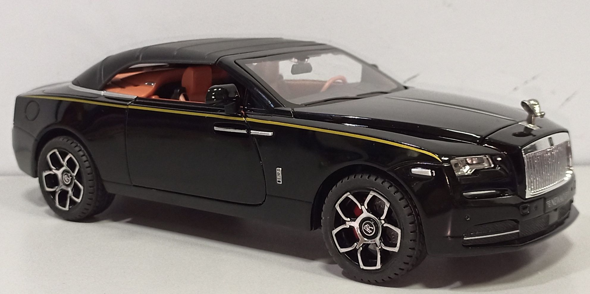 Rolls-Royce DAWN модель 1:24 NEWAO Toys. Металл, звук, свет.