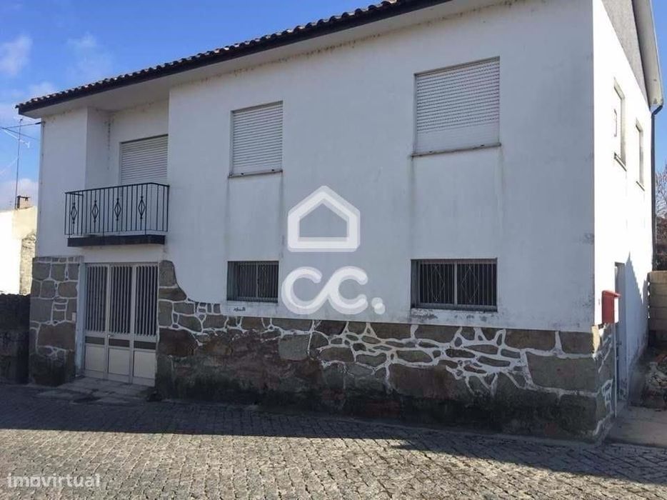 Moradia isolada - Moradia V4 para venda na periferia da cidade
