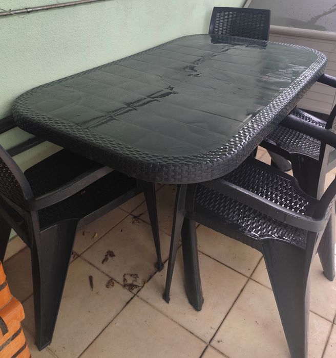 Mesa de jardim com 4 cadeiras