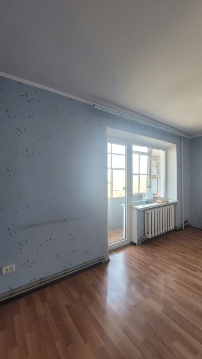 Продам 2-во кімнатну, район кінотеатру.