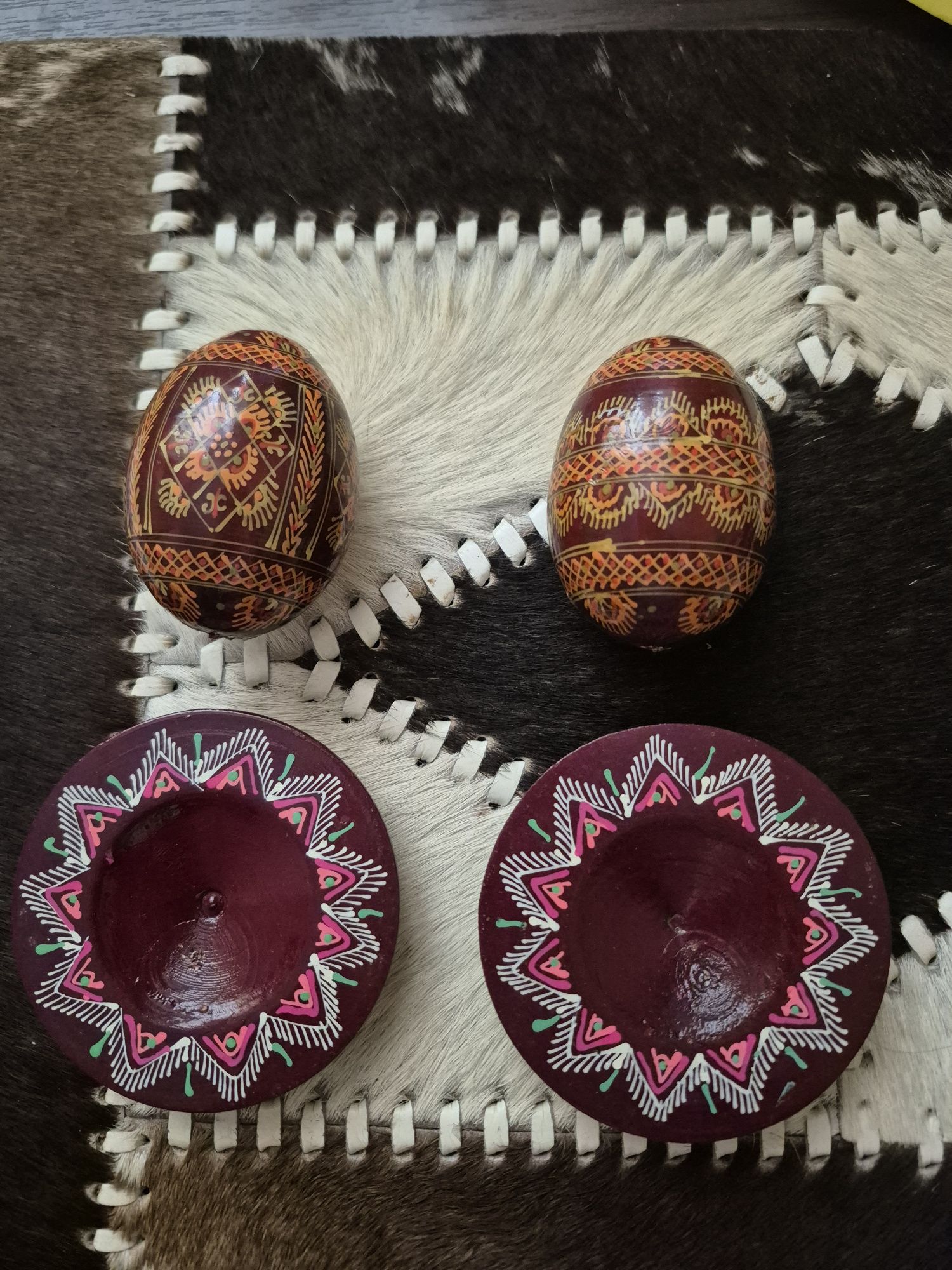 Яйца с блюдечками из дерева