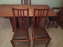 Mesa de sala com 4 cadeiras