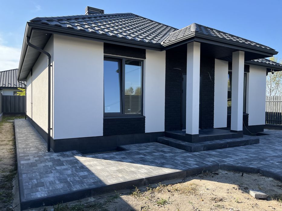 Однововерховий будинок в районі нової забудови