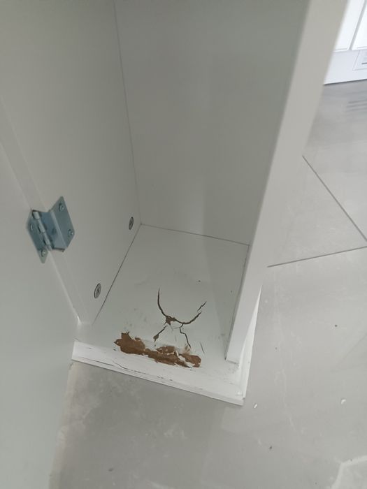 Biała konsola dekor