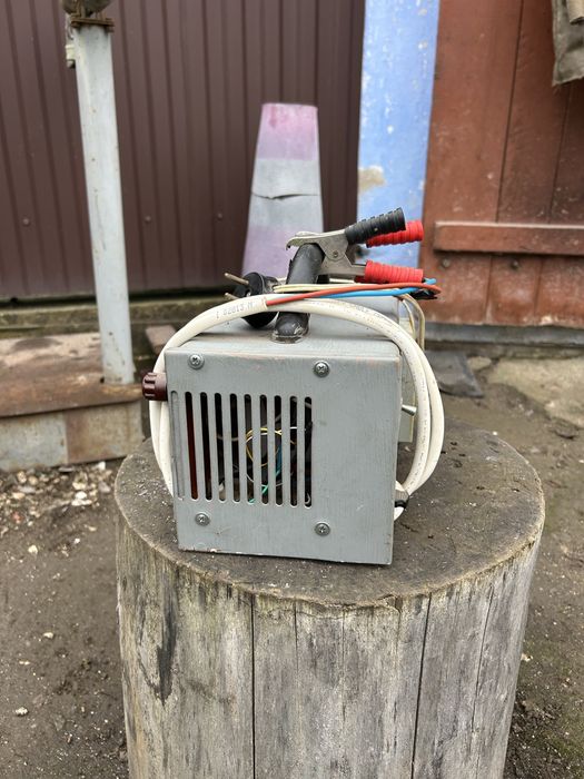 Автомобільний зарядний пристрій