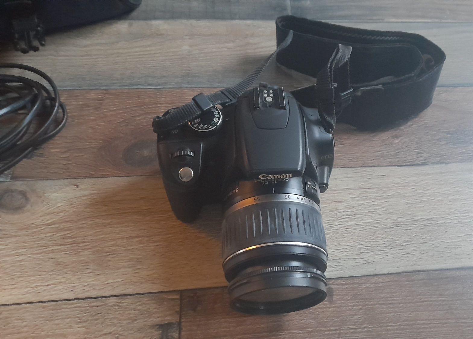 Aparat Canon EOS z obiektywem