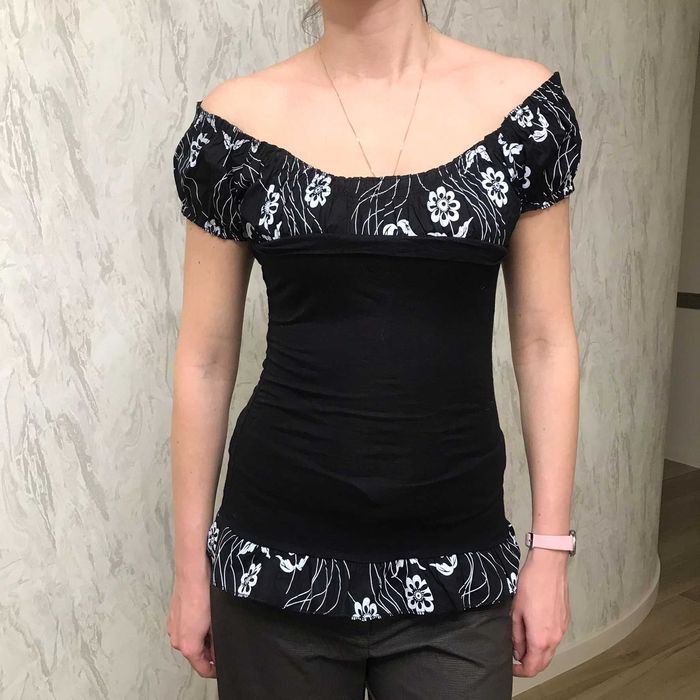 Жіноча футболка з відкритими плечима