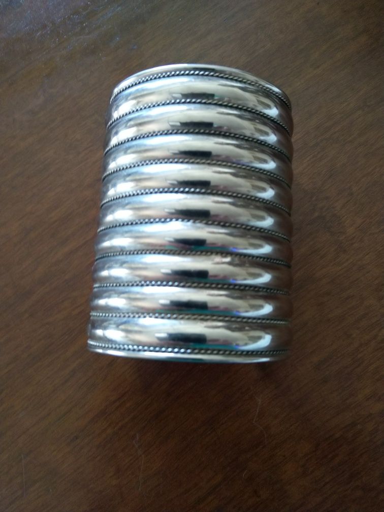 Vendo cinto e pulseira metálica.