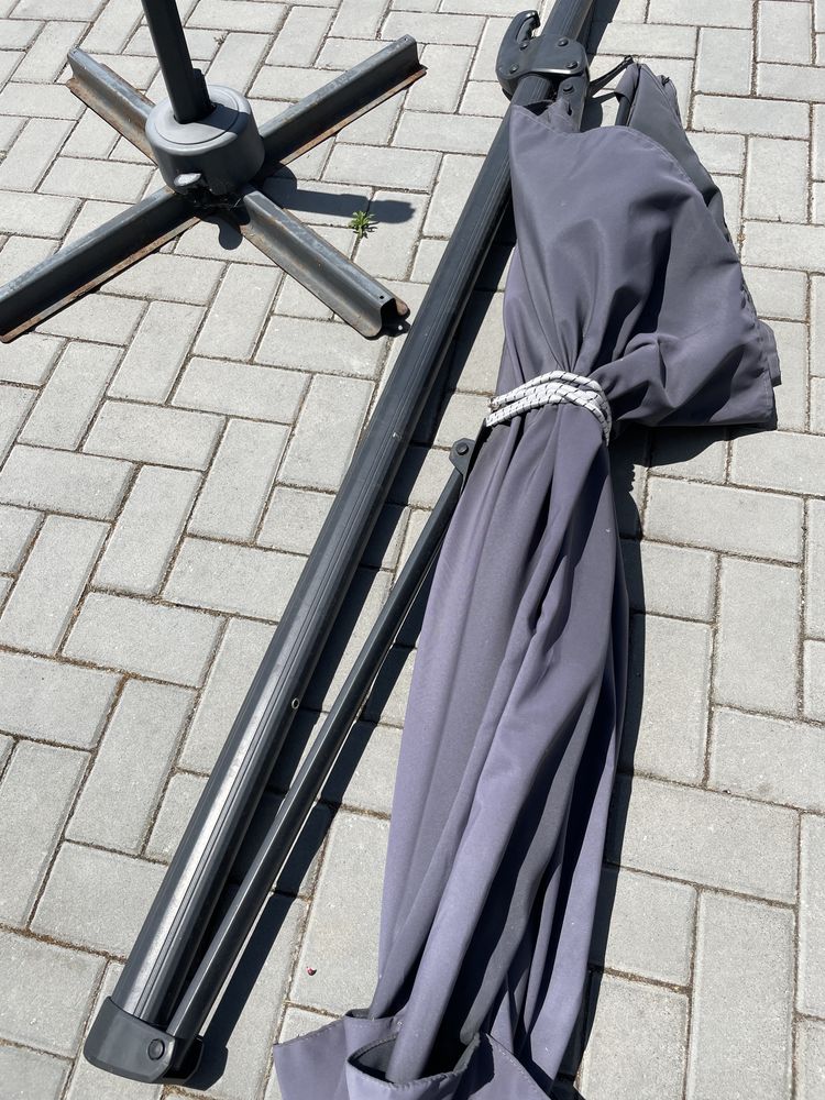 Chapéu de sol com bases de cimento