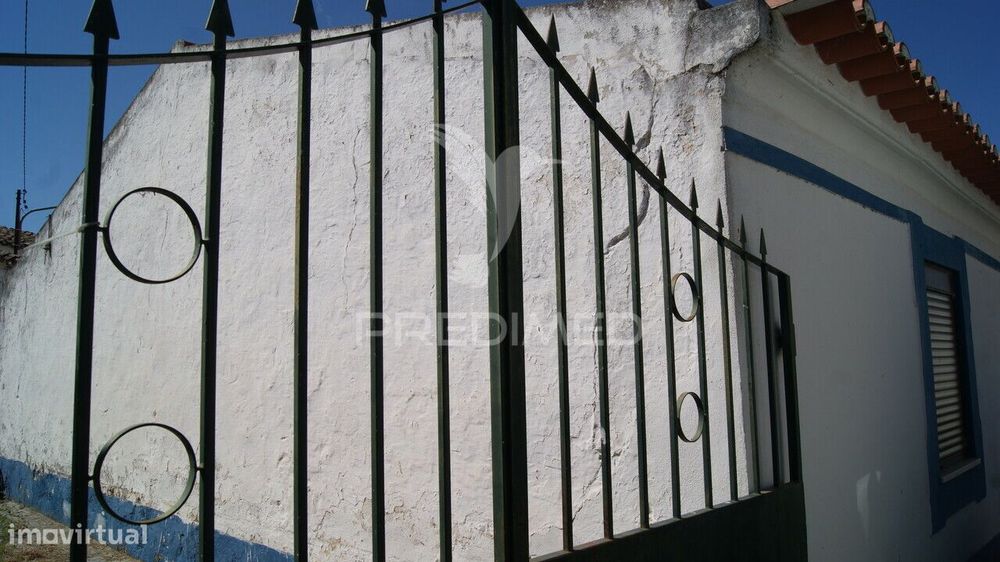 Villa em Vaiamonte para recuperar, com pátio e quintal